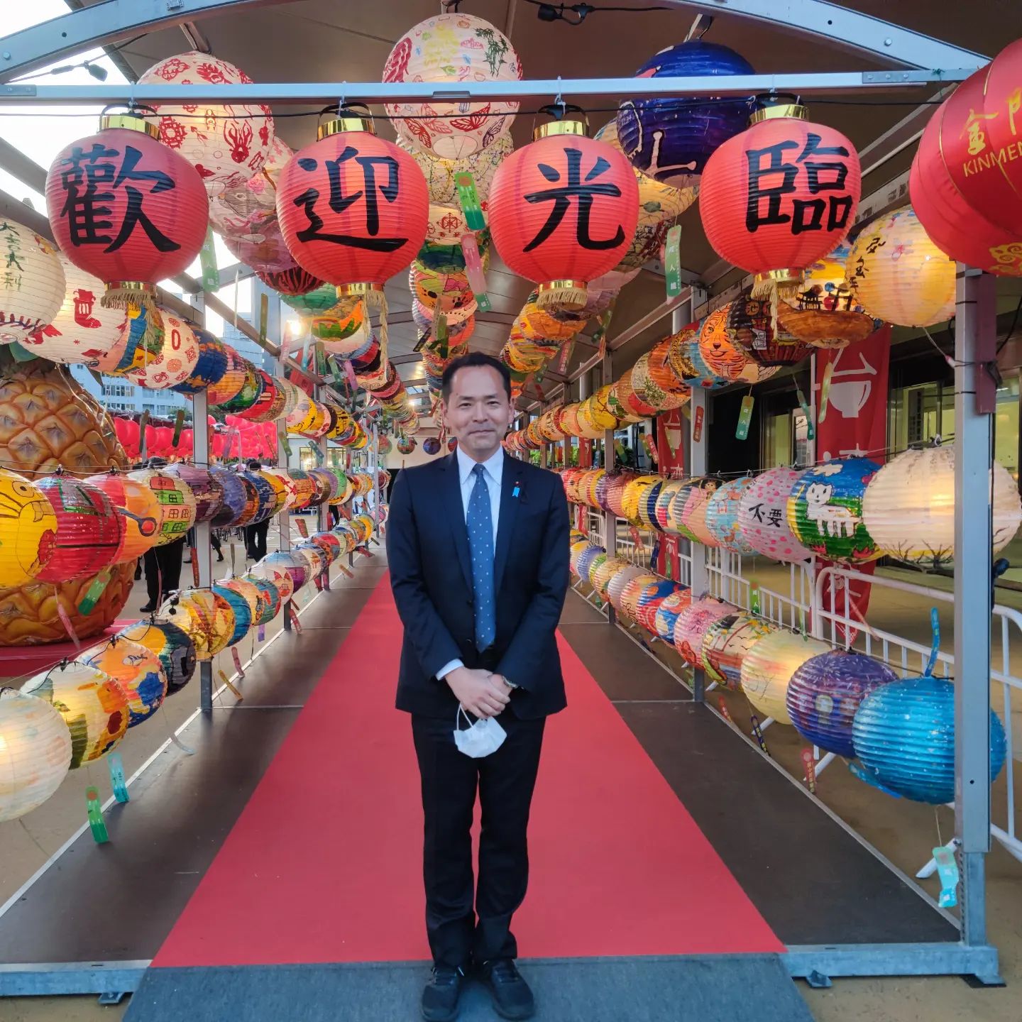 [ 【東京Tower台湾祭り】（～5月8日）台湾議員連盟のメンバーとして、台湾の夜市をイメージした催事にお邪魔する。2年ぶりの外呑み、アジアの街角っぽさ、2重の意味で懐かしい、、そしてビアガーデンの様な雰囲気。写真は、台湾代表部の次長の林氏と新任の林氏。普通に同僚の様に接してくれる所が嬉しい。去年のパイナップルの時のお礼を、不意に言われる。https://www.taiwanfesta.com/202204-tokyotower/ ]
