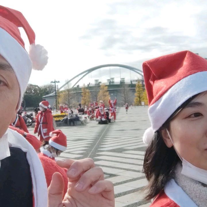 [ 【東京グレートサンタラン】＠駒沢公園入院している子供にプレゼントを届ける。病気じゃなくても大勢のサンタ達が元気を届ける！ ＃サンタになってみた2022関西で開催されているのは何となく知っていたが、とうとう今年東京でも、そして駒沢公園で開催という事で、妻と2人でサンタ、チビ介はトナカイ参加という体で参加してきた。キャッチコピーに深く感銘を受けて、楽しみながら片棒を担ぐお手伝いに～恐らく、1000人を超えるサンタ達が、冬空らしからぬ暖かな日差しのもと駆け抜けた～。コロナ禍に、サンタ参加者が大挙して病院に行ける訳では無いが、、ホント、楽しみながらお手伝いができる事が◎。来年も参加確定だな！！？そして、トナカイ界ではウチのチビがナンバーワンだった！（見事な親バカっぷり。）歌手の大黒マキさんも世代のせいなのか、ドンピシャにハマっていた！ ]