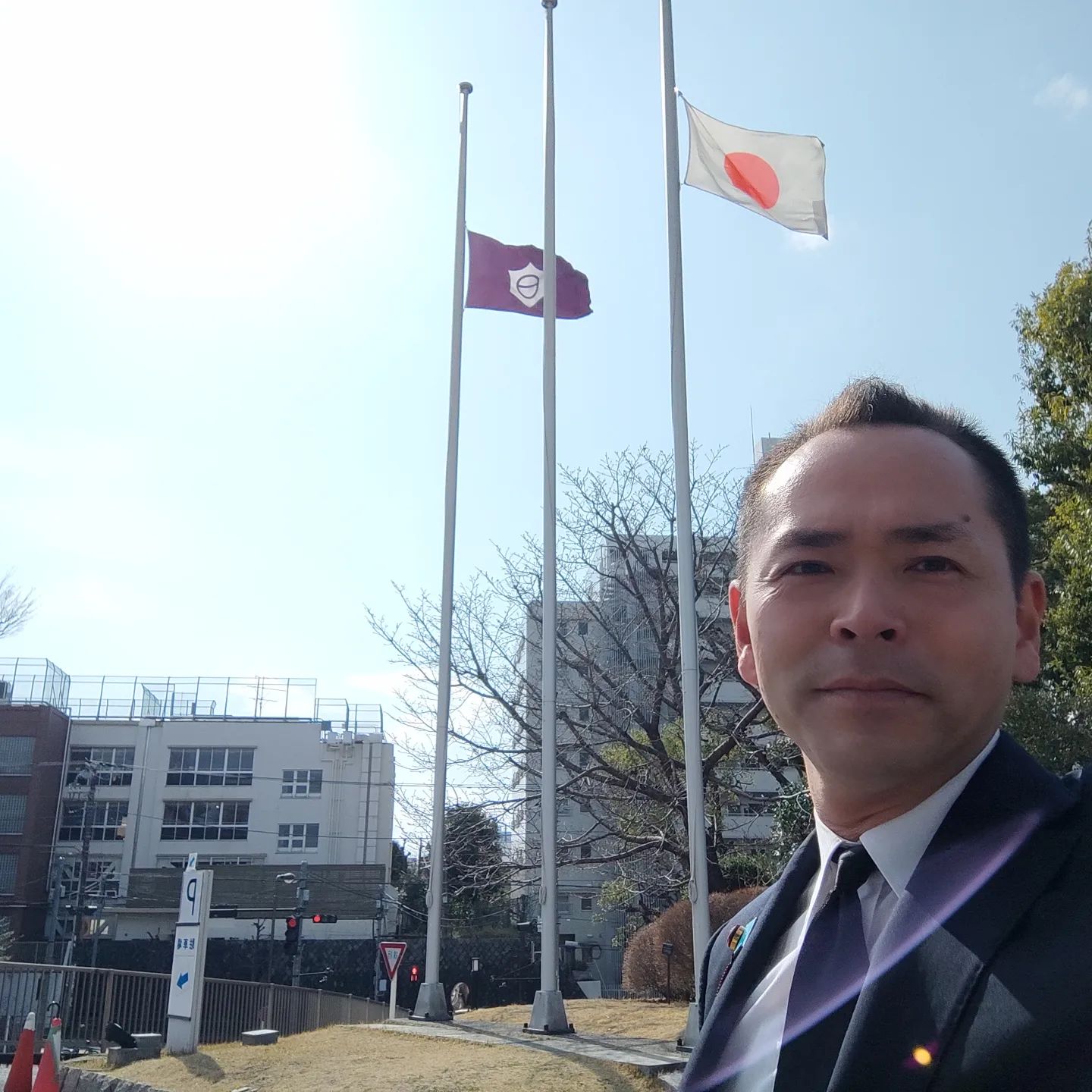 [ 【追悼 東京大空襲（東京都平和の日）】78年前の今日、東京大空襲がありました。多くの目黒区民もその犠牲者となりました。78年後の今日、はじめて区総合庁舎に半旗が揚がり、議会に弔旗が揚がります。14時には庁舎・議会でも黙とうが行われます。　「自然災害や、大きな歴史的な大義の中で、不特定多数の目黒区民が不幸にも犠牲になった事象の追悼の象徴としては、我々基礎自治体たる行政・議会が率先して、この場に今暮らしている区民に対して、その歴史的意義を伝え、将来にわたって啓発してゆかなければならない。今を生きる、公たる我々が率先してやらないで、誰がそれを行うことができるのか？歴史の1ページとして眠らせて仕舞いかねないロスは、本当に正しい判断なのであろうか？」（岸大介議会議事録より）　半旗・弔旗掲揚は1年かけて、全力でやりました。時代もありました。タイミングもありました。役職者の理解もありました。様々なサポートもありました。何より、支援してくださる方々がいらっしゃった。　財政も、予算も決算も関係ない。議事・議案とは程遠い。だけど、とても重いものものがそこには在りました。　本日、1つの想いが結実しました。今は亡きあの時代を生きぬいた祖父母達と、今を生きる区民の皆様への報告マデ。令和5年3月10日目黒区議会議員　岸大介 ]