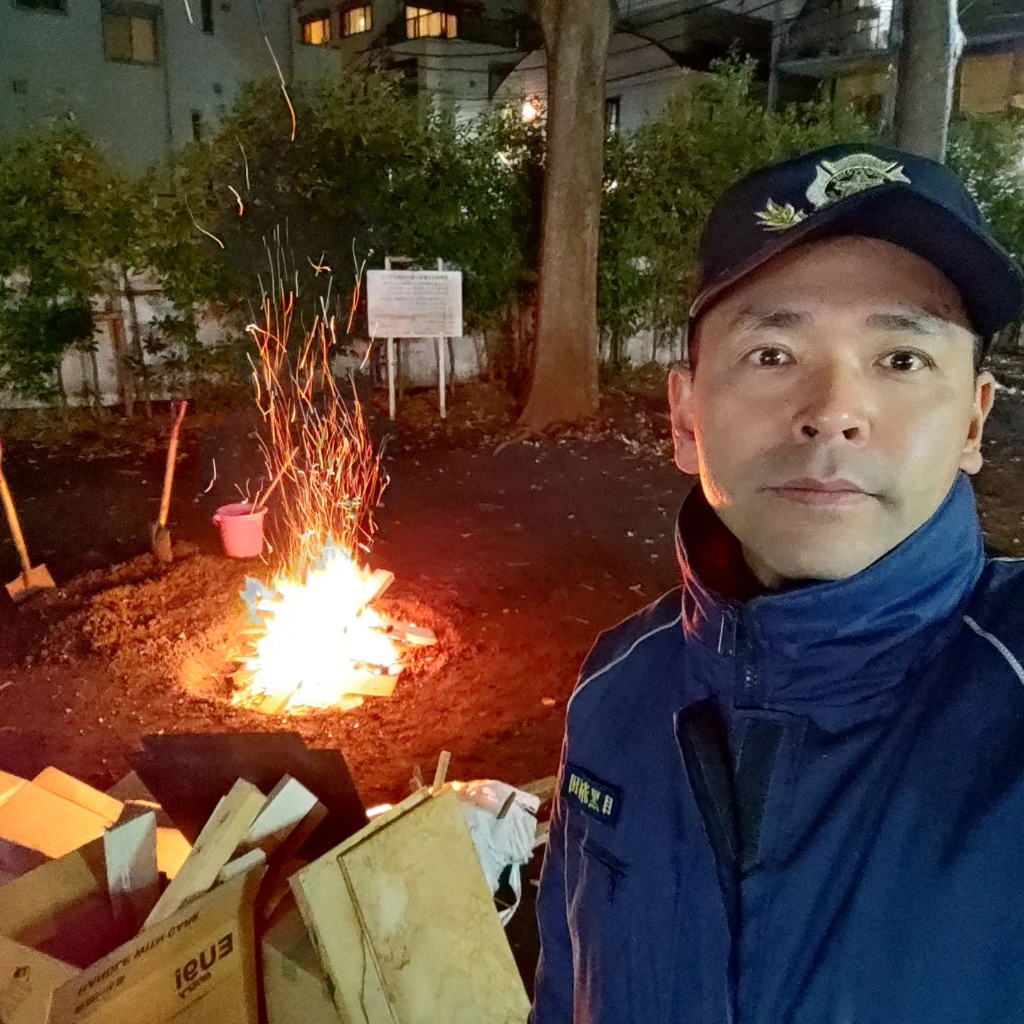 [ 【ゆく年くる年】年末恒例の火の番です by 消防団。今年最後のお礼参りか、新年の初詣か、、熊野神社にてお待ちしております ]