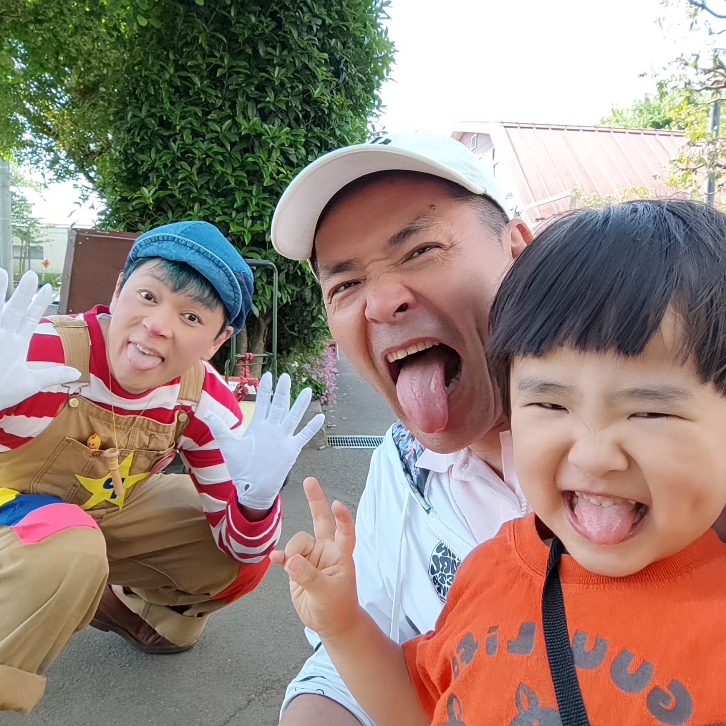 [ 【ポニーまつり】にて、公園クラブの出し物で、今日はわたアメのおじさん久々にパパ業なのか、或いは地域活動なのか、、微妙なラインも家族サービと信じる！！ ]