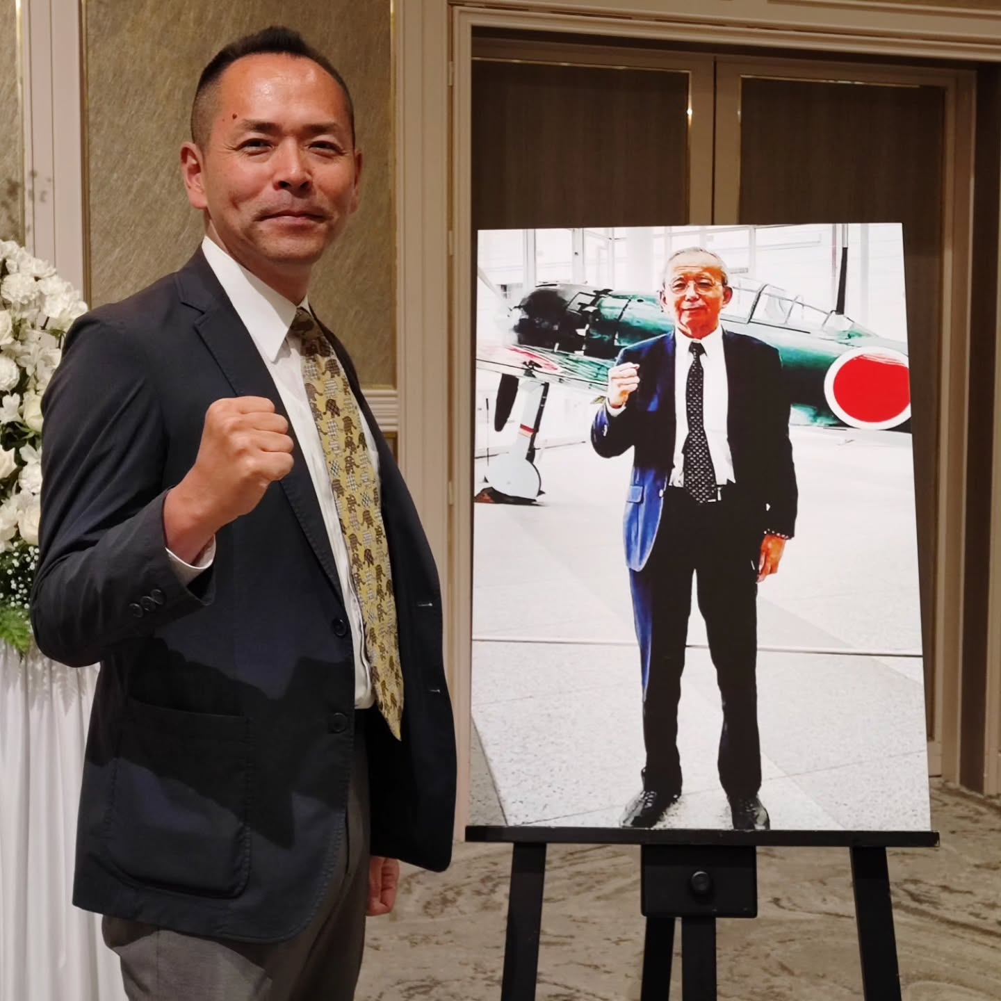 [ 【お別れの会】　故藤川晋之介さんのお別れの会に伺う。巷では選挙の神様らしいが、キシとはついぞそういったお付き合いは無かった。毎年靖国神社でご一緒する、保守の同志。共通の言語（価値観）で話せる、元同業者の先輩紳士であった。最近では石丸氏の知事選やら、ワンニャン党など、話題にこと欠かない活動をなさっておられたが。。ココ最近はご厚誼を頂き、何かしらの会合にもお誘い頂く様になっていたから、、悲しい。御冥福を祈り、光明真言をお唱えさせて頂く。　会には日本維新の会所属の方々を多くお見かけした。 ]