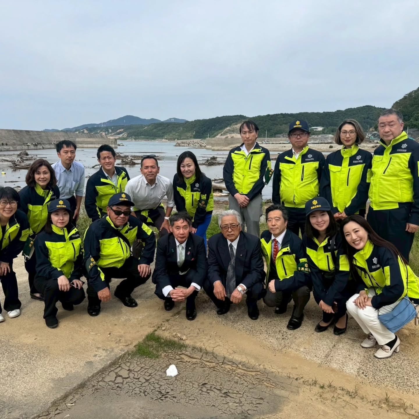 【能登半島議会視察】　一泊二日で能登半島へ議会視察に伺う。今般は有志希望者を募っての事であったので、馴染みの会派メンバーとの勉強視察では無く、委員会での公的視察でも無く、多会派入り乱れての私視察である。普段、中々話す機会の少ない他会派議員達との会話も弾み、刺激的であった。　地震と豪雨災害を経ての能登エリアである。先ずは空路にて“のと里山空港”からの現地入りであった。　輪島市では生々しい爪痕を、ソコに人々が普通に住んでいた痕跡を拝察した。仮設住宅への一時避難・復旧のフェーズは過ぎ、復興住宅へと変わり、同時に復興に向けての行政プロセスが始まっていた。目に映る現実もさることながら、過疎化した街々をどこまで復興するのか！？切実な政治課題に対する決断の時期も迫っているとの事で、市長・議長との意見交換での迫真に緊張が解けることは無かった。決して国の支援が疎かであったという事も無かった。また、今般の我々目黒区が震災後初めての視察の受け入れであった事実は、議長会での横の繋がりから話が進んだとの事であり、両議長には感謝するとともに、これから多く視察の受け入れをしてゆかれ様事からすらば、今般の受け入れ経験を1つのケースサンプルとしてご利用頂きたく思う。議員視察団が問う要点は、被災時に議員に求められる事は何か？？である。そしてその解としては、、①役所に現地の生の情報を入れる。②未確認情報に惑わされての活動をしない。（公表されている情報を正確に現地にフィードバックする。）③執行部側の優先順序を違える様な要請を控える。等がキシなりの理解である。当たり前の事と思う一方、ある種の極限状態の中で、平常性バイアスがかかる中での判断にどこまで理性を、合理性を保てるのか、、経験してないだけに、我が身として考えたら不安になった。　宿泊は七尾までバスで下る。