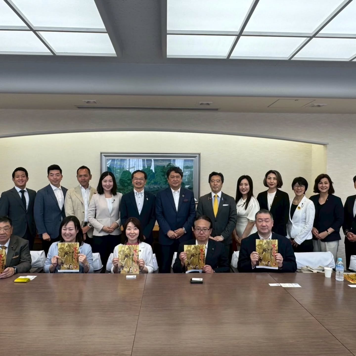 【能登半島議会視察②】　2日目は友好都市である金沢市を訪問する。毎度視察で思う事ではあるのだが、バス移動の長さには消耗する。震災後のグワングワンした道路に揺られ続けるというのも、今般の醍醐味であるのだろうか。復興に携わる、多くの作業者・作業車に加えて、頑張って営業している小売やサービスエリアには頭が下がる思いであった。　金沢市では、“金沢百万石まつり”の最中にお忙しかろうにも関わらず、市長・議長にもお目にかかることが出来た。短い時間ではあったが、50万人都市のリアルを拝見する。また、今般震災における支援物資受け入れの玄関窓口にもなって頂いた事、両都市の繋がりの強さを改めて痛感する。　今般の“金沢百万石まつり”へは、議長・区長はご招待、区製品の物産ブースへの出展と、我々議会有志の同行・意見交換が主目的であったのだが、行ってみて、体感してみて初めて感じる地方都市の良さ、ソコに生きる地元民の街や歴史に、また旧藩主の前田家に対する誇りというものに触れられた気がした。街全体、老若男女問わず、“まつり”を作り上げることの意義深さを垣間見せて頂いた様に思う。パレード参加高校のマーチングバンドの演者と話す瞬間があったのだが、OBOGとして舞う為に帰郷しているそう。そんな事を口にしていた若い学生の純粋さに一片の曇りは無い。アイデンティティの確立・人づくりの土台に“まつり”の存在が理にかなっているのかもしれない。　じゃあ、目黒区では何が？？ただただ28万人が、出入りも多い中で暮らしているというだけでも無かろう。この夏も盆踊りと、例大祭に向けて頑張ろうかな、、また少し大きくなったチビ介を連れて楽しもうかな、、少なからずそう思うに至る以上は、自分への宿題として残す事とする。写真は関連写真と、加賀鳶の演舞と、治部煮。加賀鳶はいわゆる消防団である、、多くの旧知の金沢市議の顔が見えた。