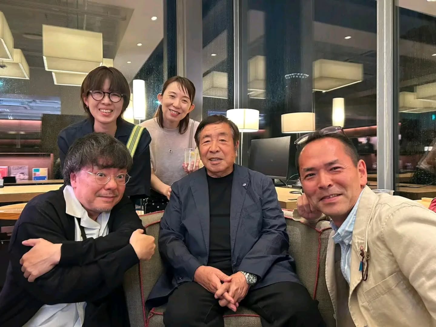 【ライブイベント】　雑誌「TRANSIT」の「iichiko×TRANSIT」コラボレーションイベントで代官山・蔦屋書店。恩師でアートディレクターの河北秀也先生（東京藝術大学名誉教授）とTRANSIT編集長・林紗代香さんとのトークライブを拝聴する。　無くなってしまった日本の原風景を追って、いいちこのポスターにとの事。日本らしからぬ、ハイビスカスの花、干し草満載の荷駄とロバ、クリスマス特別編等などは、表現のスパイスの要素として、、との事。永年思っていた疑問が解消する。　会場には、知っている顔もチラリホラリ。キシは離れてしまったその分野で、今も最前線バリバリで、頑張る同窓の面々に再会する。キシは政治や行政にそのクリエイティビティの派生先を実践中とね