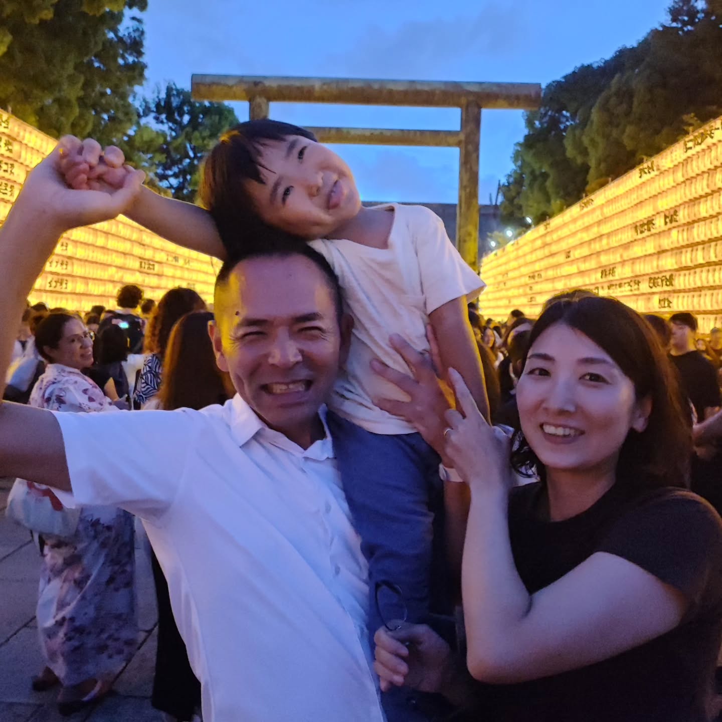 【夜のみたままつり】令和7年夏過不足なく生きられている事を、ただただ感謝申し上げます。こんな子育てを普通に続けたく。世が移ろうも、危うい風潮が過ぎようとも、与えられた責務を父母はまっとうしたいだけ。英霊の存在と、それをお祀りしよとする人々の熱意の掛け声の中で麦酒を頂く。Bonダンスは佳境、日本の盛夏です！